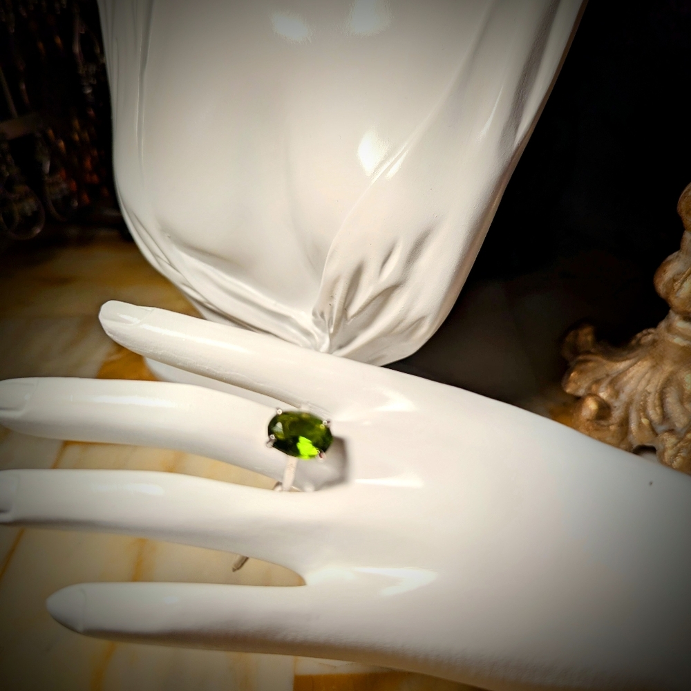 Elegant Green Stone Silver Tone Ring